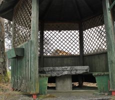 Znamenita kamnita miza datira v leto 1304